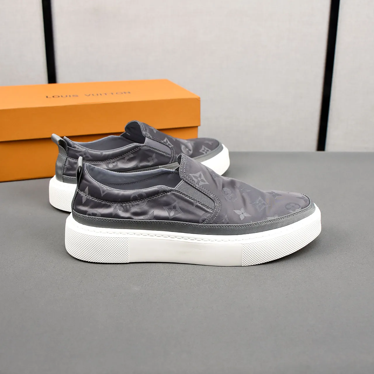 PP400❣️❣️❣️LV breathable cloth shoes, the upper is made of comfortable and breathable fabric, and the ultra-light rubber foam outsole. Men's size 39-44.